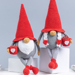 Gnomes au crochet avec des tasses, motif amigurumi au crochet, motifs au crochet pour la Saint-Valentin, cadeau au crochet pour couple, coeur au crochet image 5