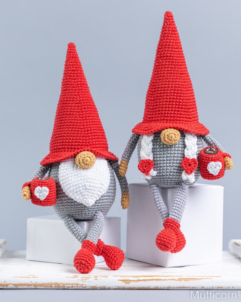 Gnomes au crochet avec des tasses, motif amigurumi au crochet, motifs au crochet pour la Saint-Valentin, cadeau au crochet pour couple, coeur au crochet image 5