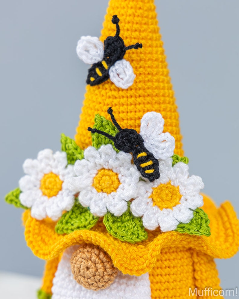 Häkelanleitung Zwerglein für Muttertag mit gehäkelten Blumen, gehäkeltes Bienenzwerg Amigurumi Muster, gehäkelte Frühlingsdeko, gehäkeltes Gänseblümchen Bild 6