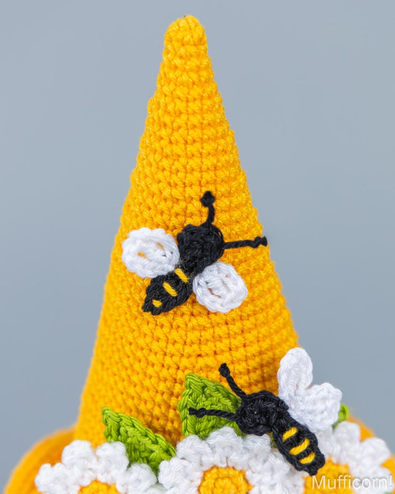 Häkelanleitung Zwerglein für Muttertag mit gehäkelten Blumen, gehäkeltes Bienenzwerg Amigurumi Muster, gehäkelte Frühlingsdeko, gehäkeltes Gänseblümchen Bild 5