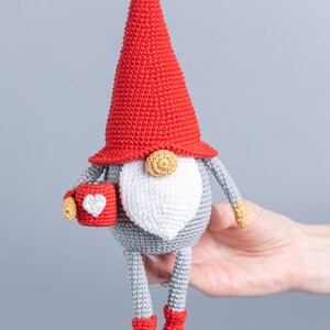 Gnomes au crochet avec des tasses, motif amigurumi au crochet, motifs au crochet pour la Saint-Valentin, cadeau au crochet pour couple, coeur au crochet image 10