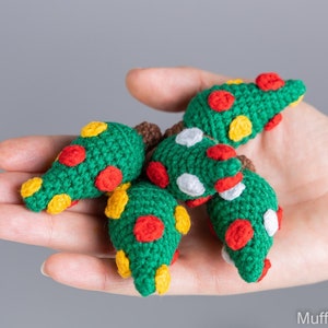 Kersthaakpatronen Kerstkabouters met kerstbomen, Kerstkabouters amigurumipatroon, Gehaakte kerstornamenten, Vakantiekabouter afbeelding 8