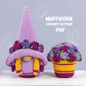 Op de afbeelding: Een gehaakte kabouter met een paarse puntmuts, een brede rand en gele vlechten, versierd met paarse en roze bloemen. Daarnaast een gele en paarse gehaakte pot vol met paarse en roze gehaakte bloemen. De tekst "MUFFICORN CROCHET PATTERN PDF" wordt weergegeven.