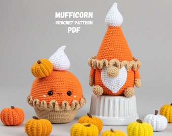 Op de afbeelding: Haakpatroon voor een pompoentaart en een kabouter, beide met oranje en witte accenten. Het patroon heet "Mufficorn Crochet Pattern PDF".
