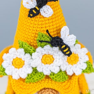 Häkelanleitung Zwerglein für Muttertag mit gehäkelten Blumen, gehäkeltes Bienenzwerg Amigurumi Muster, gehäkelte Frühlingsdeko, gehäkeltes Gänseblümchen Bild 4