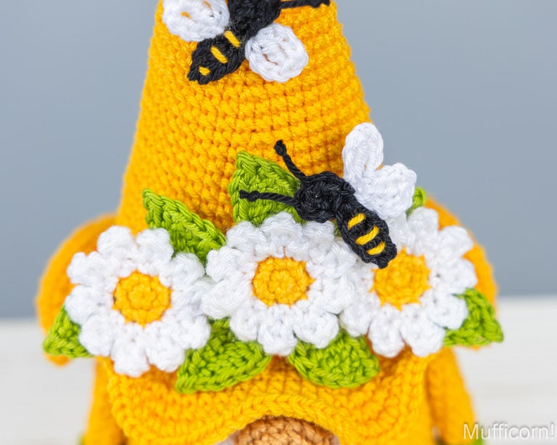 Häkelanleitung Zwerglein für Muttertag mit gehäkelten Blumen, gehäkeltes Bienenzwerg Amigurumi Muster, gehäkelte Frühlingsdeko, gehäkeltes Gänseblümchen Bild 4