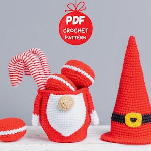 Könnte beinhalten: Ein PDF-Muster für einen Häkel-Gnome, mit einem rot-weißen Gnome mit einem Zuckerstangen, einem roten Hut und einer rot-weiß gestreiften Zuckerstange.