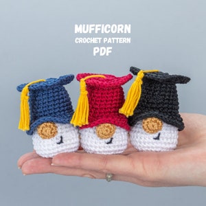 Patrones de crochet Mini llaveros de gnomos de graduación, Patrón de llaveros de crochet, Regalos de graduación patrón de llaveros de gnomos de crochet, Regalo de crochet imagen 1