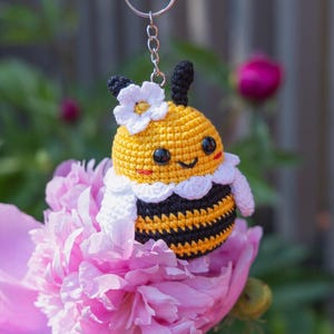 Crochet Bee Pattern, Amigurumi bee crochet keychain pattern, Crochet pattern bumble bee car hanger, Crochet animals pattern, Crochet flower image 9