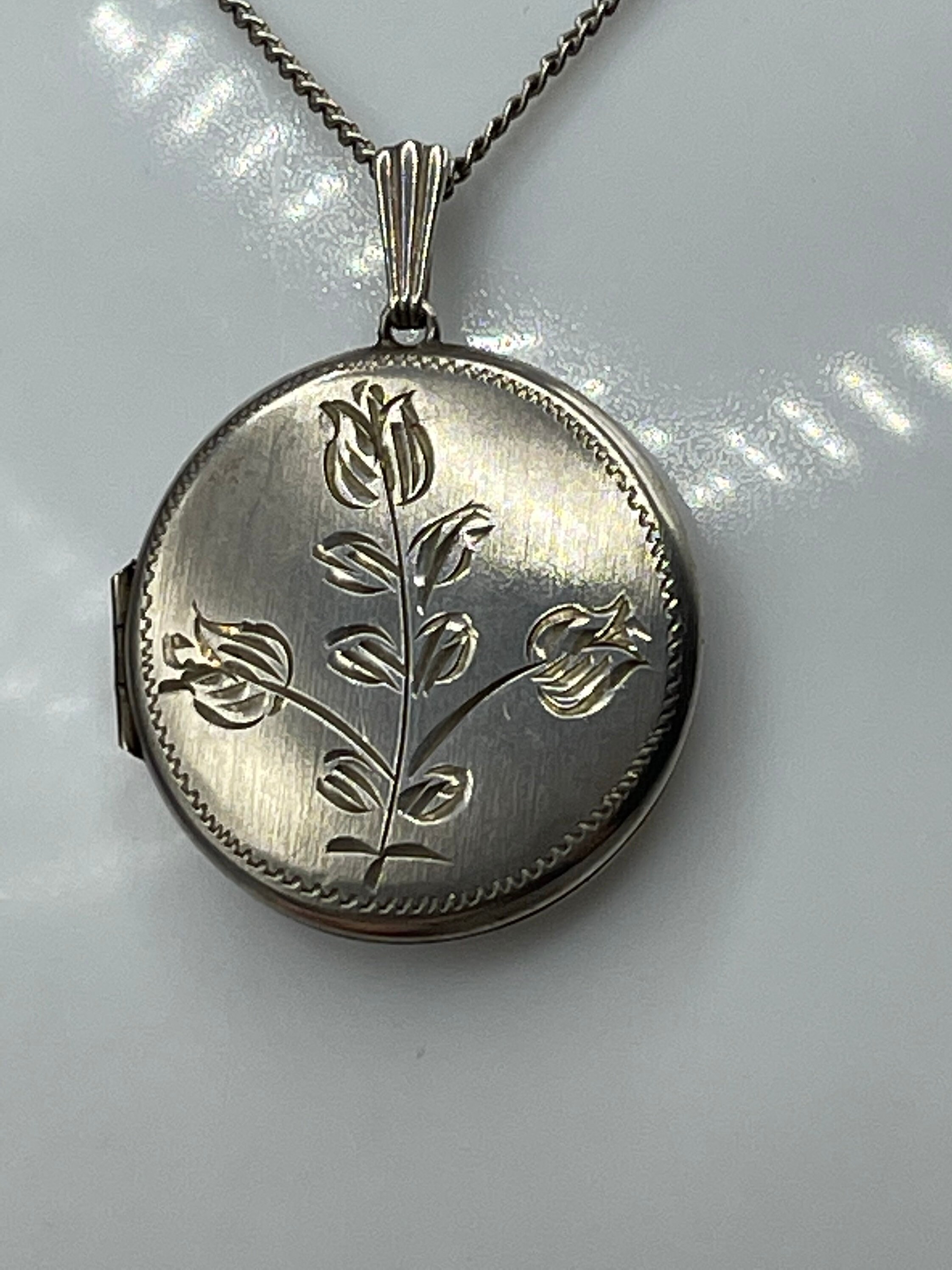 Vintage Large Sterling Silver Locket & Chain EJLD 1978