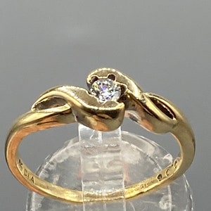 Stunning vintage hallmarked 9ct yellow gold & diamond ring 2.7g