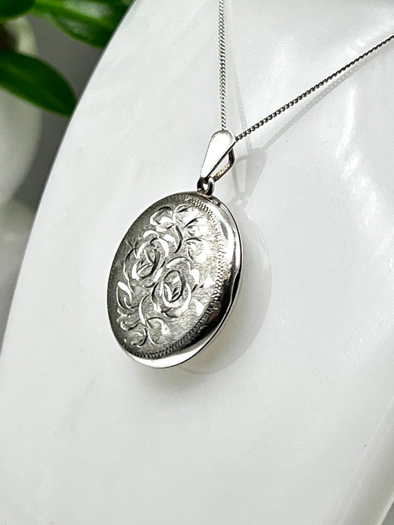 Quality Vintage Sterling Silver Locket & Sterling Chain