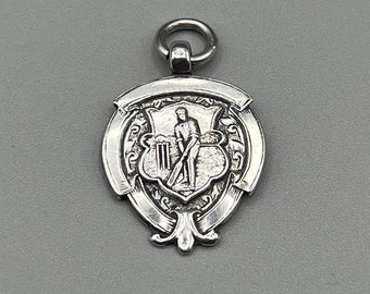 Antiguo 1913 Birmingham Hallmarked Plata esterlina CRICKET Escudo Fob/Medalla 7.9g