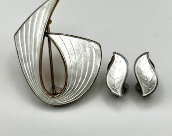 Aksel Holmsen Signed NORWAY Sterling Silver & White Enamel Daisy