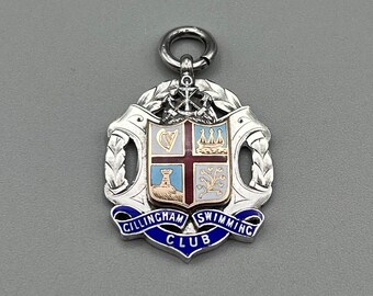 Superbe 1932 London, argent sterling poinçonné et émail Gillingham Swimming Club Fob 15 g