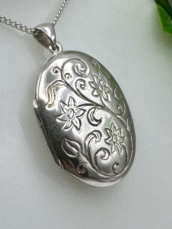 Vintage V&A Museum Hallmarked Large Sterling Silver Locket (sonnet