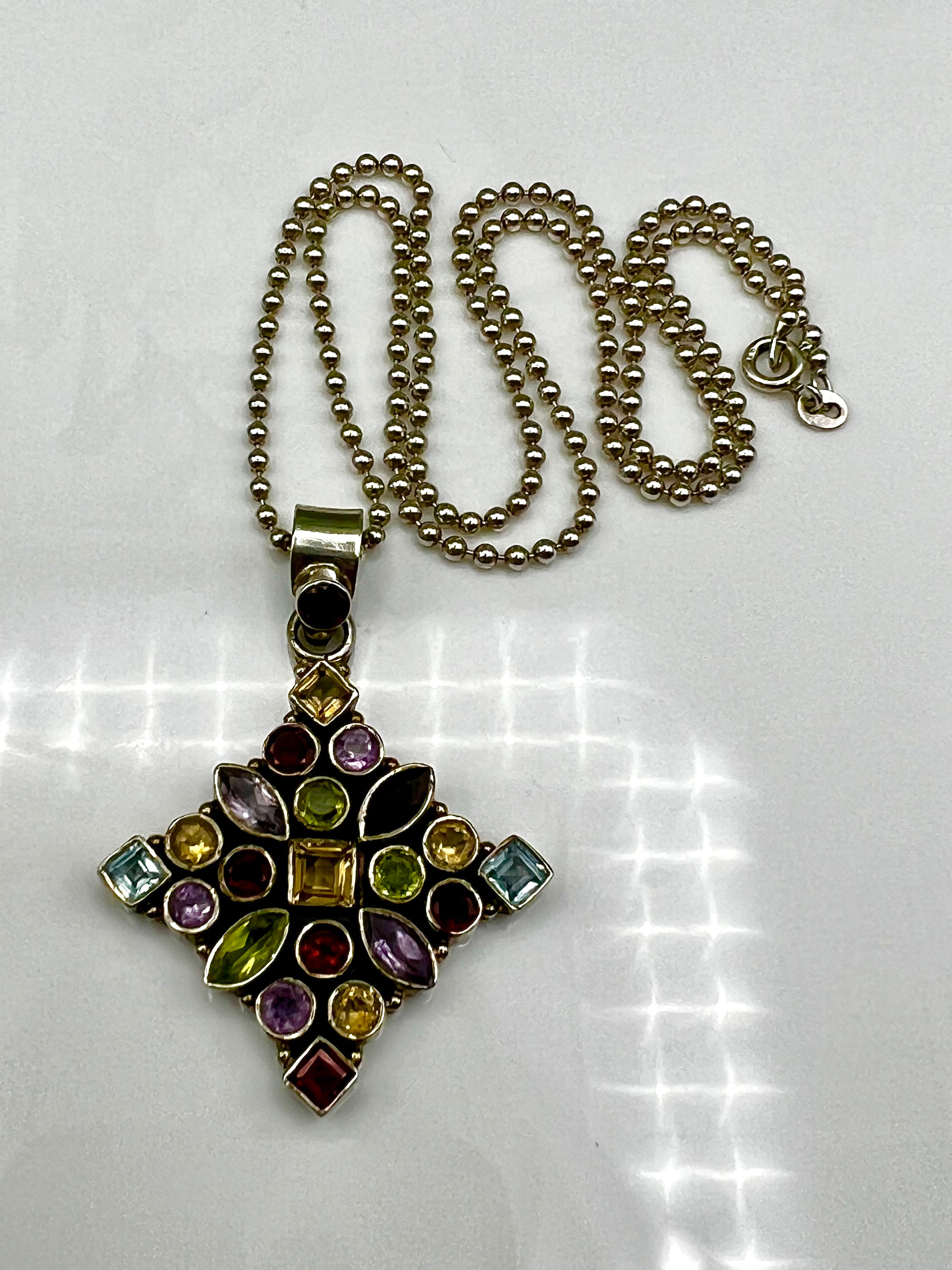 ヴィンテージスターリングシルバーとマルチジェムストーンペンダント