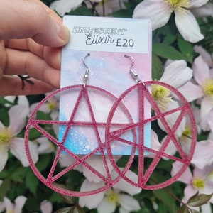 Orecchini pentagramma grandi glitterati rosa acceso in acrilico Witchy Jewellery