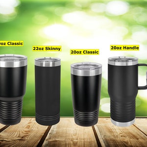 Op de afbeelding: Een set van tien zwarte roestvrijstalen bekers in verschillende maten, waaronder 10oz, 16oz, 20oz, 22oz, 30oz en 32oz. De bekers hebben verschillende stijlen, waaronder klassiek, slank, met handvat en fles.