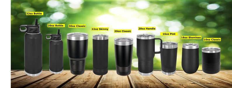 Op de afbeelding: Een set van tien zwarte roestvrijstalen bekers in verschillende maten, waaronder 10oz, 16oz, 20oz, 22oz, 30oz en 32oz. De bekers hebben verschillende stijlen, waaronder klassiek, slank, met handvat en fles.