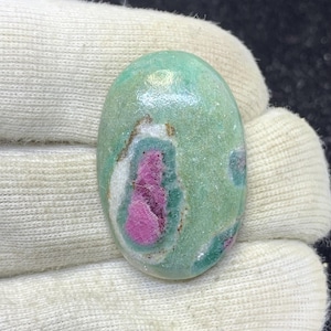 Gema solta em cabochão de rubi fuchsite natural (Tamanho - 30*19*6 mm) (Peso - 35 quilates)