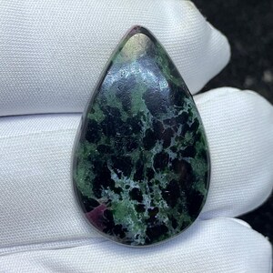 Natuurlijke robijnzoisiet cabochon losse edelsteen ((afmeting: 30×19×5 mm)) ((gewicht: 32 karaat))