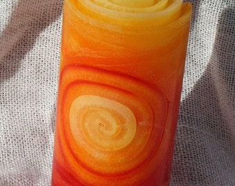 handgemachte gerollte Kerze mit Spirale