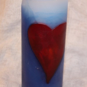 handgemachte gerollte Kerze mit Herzdekor Blau