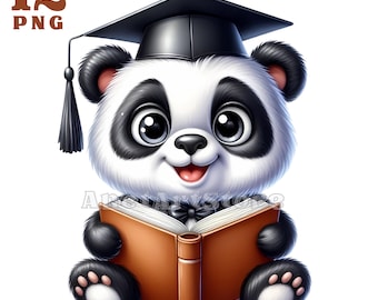 Puede incluir: Un lindo panda de dibujos animados con un gorro de graduación y sosteniendo un libro. El panda sonríe y tiene ojos grandes. El libro es marrón y tiene una columna vertebral dorada. El panda está sentado sobre un fondo blanco.