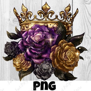 Op de afbeelding: Een gouden kroon met fleur-de-lis accenten zit bovenop een boeket van paarse, gouden en zwarte rozen. De rozen hebben een glinsterende textuur en worden omringd door donkergroene bladeren.