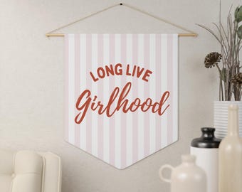 Long Live Girlhood ウォールフラッグ、女の子の部屋用ウォールペナント、女の子用ウォールデコレーション、子供部屋用デコレーション、ウォールフラッグ、女の子の誕生日プレゼント、女の子の部屋用バナー