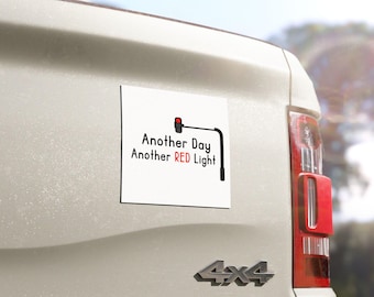 Imanes para coche: otro día, otra luz roja, imán divertido para vehículo, humor sobre atascos, accesorios para coche, regalo para conducir, señal magnética para coche, logotipo