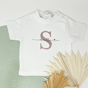 Personalisierbares Baby/Kinder-Shirt, Namenshirt, T-Shirt weiß, Initiale mit Namen, Textilveredelung, Kidsfashion, Rundhalsausschnitt Bild 1