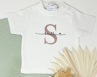 Personalisierbares Baby/Kinder-Shirt, Namenshirt, T-Shirt weiß, Initiale mit Namen, Textilveredelung, Kidsfashion, Rundhalsausschnitt