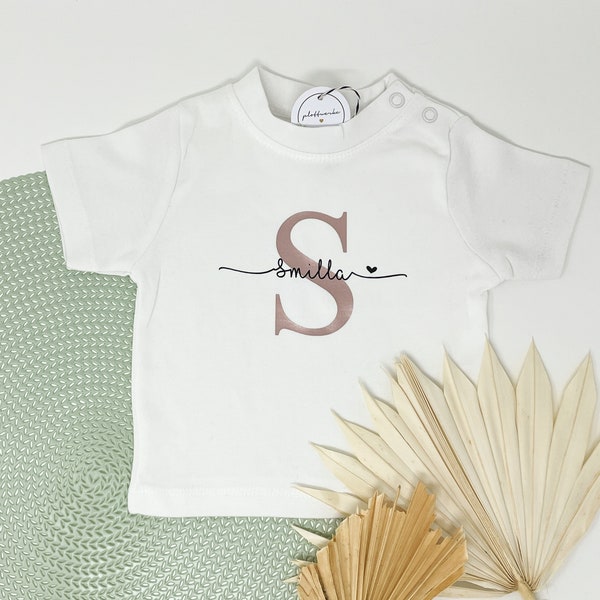 Personalisierbares Baby/Kinder-Shirt, Namenshirt, T-Shirt weiß, Initiale mit Namen, Textilveredelung, Kidsfashion, Rundhalsausschnitt