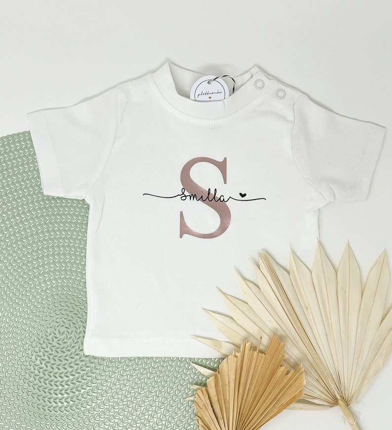 Personalisierbares Baby/Kinder-Shirt, Namenshirt, T-Shirt weiß, Initiale mit Namen, Textilveredelung, Kidsfashion, Rundhalsausschnitt Bild 1