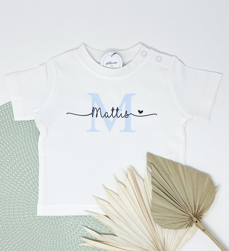 Personalisierbares Baby/Kinder-Shirt, Namenshirt, T-Shirt weiß, Initiale mit Namen, Textilveredelung, Kidsfashion, Rundhalsausschnitt Bild 3