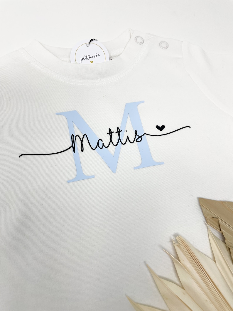 Personalisierbares Baby/Kinder-Shirt, Namenshirt, T-Shirt weiß, Initiale mit Namen, Textilveredelung, Kidsfashion, Rundhalsausschnitt Bild 2