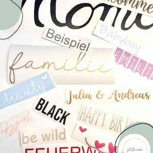 Könnte beinhalten: Eine Sammlung von selbstklebenden Vinyl-Aufklebern mit verschiedenen Wörtern und Phrasen wie Mom, Willkomme, Babyboy, Beispiel, familie, EMILIE, beauty, Julia & Andreas, BLACK, HAPPY BIRTHDAY, babygirl, be wild und FEUERWEHR, inklusive Herz-Symbolen.