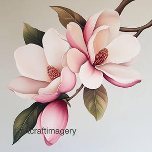 以下が含まれることがあります： 満開のモクレンの花の詳細なイラスト。花は淡いピンクと白で、茶色の中心と緑の葉があります。画像には枝とテキスト「craftimagery」が含まれています。