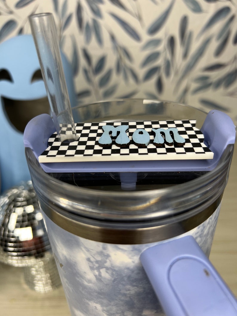 Stanley Tumbler Zubehör-Set Mit Musik-Theme – 4 Strohhalm-Abdeckkappen, 3 Namensschilder & 3 Charms, Für 850ml & 1134ml Becher