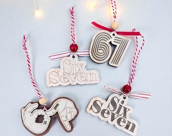Può includere: Ornamenti in legno con i numeri "67" e le parole "Six Seven" in vari design. Ogni ornamento è infilato con spago rosso e bianco e ha una perla e un nastro rossi. Adatto per una festa o un'occasione speciale.