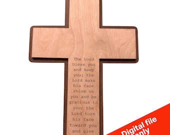 Può includere: Croce di legno con un centro marrone chiaro e un bordo marrone più scuro. La croce presenta un'iscrizione tratta dal Libro dei Numeri, con le parole "Il Signore ti benedica e ti custodisca..." stampate verticalmente. Le parole "Solo file digitale" sono stampate su un banner diagonale rosso.
