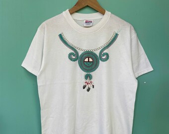 Camiseta vintage do Arizona dos anos 90 com estampa tribal indígena americana e penas em relevo, tamanho M.