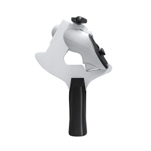 Könnte beinhalten: Ein weißer und schwarzer Videospiel-Controller-Ständer mit einem schwarzen Griff. Der Ständer ist so konzipiert, dass er einen Videospiel-Controller in vertikaler Position hält.