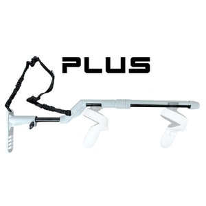 Könnte beinhalten: Weißes VR-Pistolen-Zubehör mit einem schwarzen Gurt und zwei weißen Controllern. Das Zubehör ist ausziehbar und hat einen schwarzen Griff. Der Text "PLUS" ist in schwarzen Buchstaben auf weißem Hintergrund gedruckt.