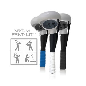 Könnte beinhalten: Drei weiße VR-Controller mit schwarzen Riemen und verschiedenen farbigen Griffen. Die Griffe sind blau, weiß und schwarz. Die Controller haben ein schwarzes Tastenfeld mit einem runden Knopf in der Mitte. Der Text "VIRTUAL PRINTALITY" ist im Bild sichtbar.