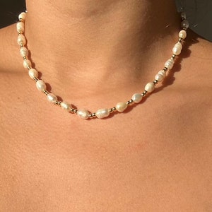 Gargantilla delicada hecha a mano con cuentas de perlas de agua dulce genuinas de oro blanco, cierre de palanca, collar personalizado sencillo y moderno de varios tamaños