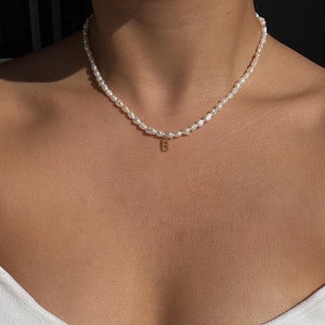 gargantilha delicada com contas de pérolas de água doce genuínas douradas com letras iniciais feitas à mão, moderna, tamanho misto, simples, grampo, colar personalizado, verão