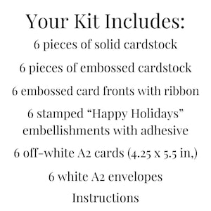 Puede incluir: Una lista de kit de manualidades que incluye: 6 piezas de cartulina s&oacute;lida, 6 piezas de cartulina en relieve, 6 frentes de tarjeta en relieve con cinta, 6 adornos estampados Happy Holidays con adhesivo, 6 tarjetas A2 color hueso (10,8 x 14 cm), 6 sobres A2 blancos e instrucciones.